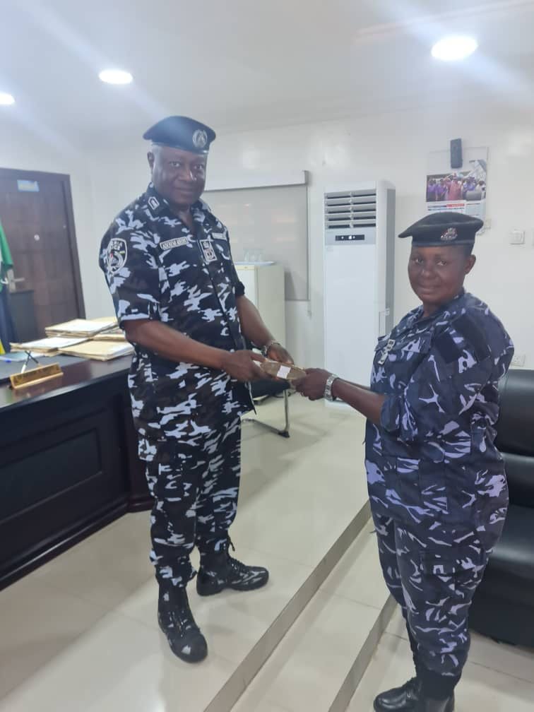 Policewoman rewarded with N250,000 for rejecting bribe on stolen goods case